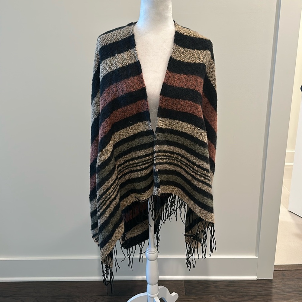 NWT Evereve Woven Heart Poncho One Size